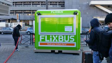 Stánky s jízdenkami společnosti Flixbus ve Francii od společnosti Karmod
